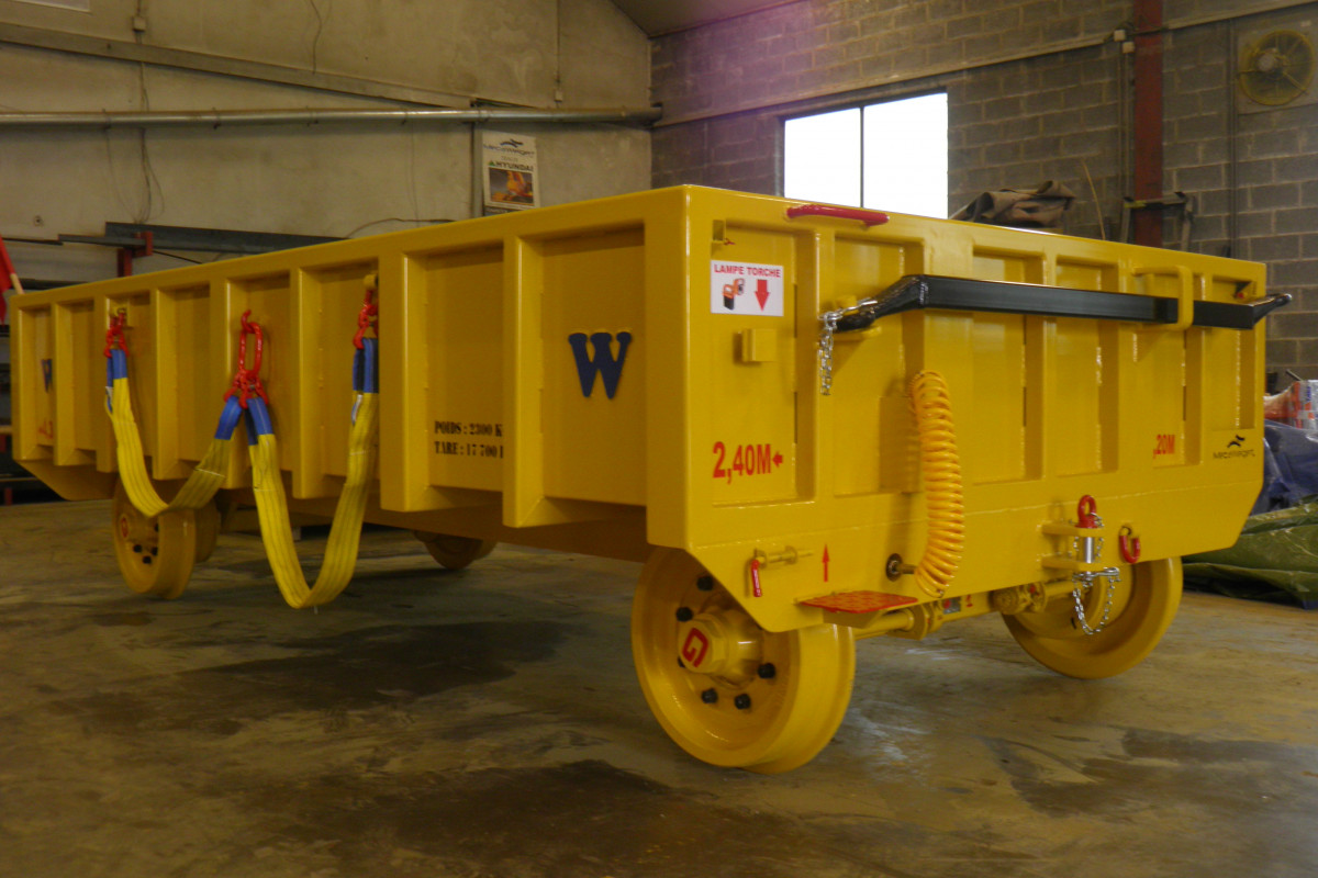 Wagonnet jaune vu de profondeur